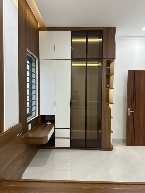 Tủ áo kịch trần cánh trắng và cánh kính khung đen có LED, kệ góc vân gỗ, bàn trang điểm treo cạnh cửa sổ