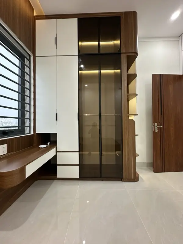 Tủ áo kịch trần, cánh kính khung đen có LED bên trong, kệ góc vân gỗ, bàn trang điểm treo