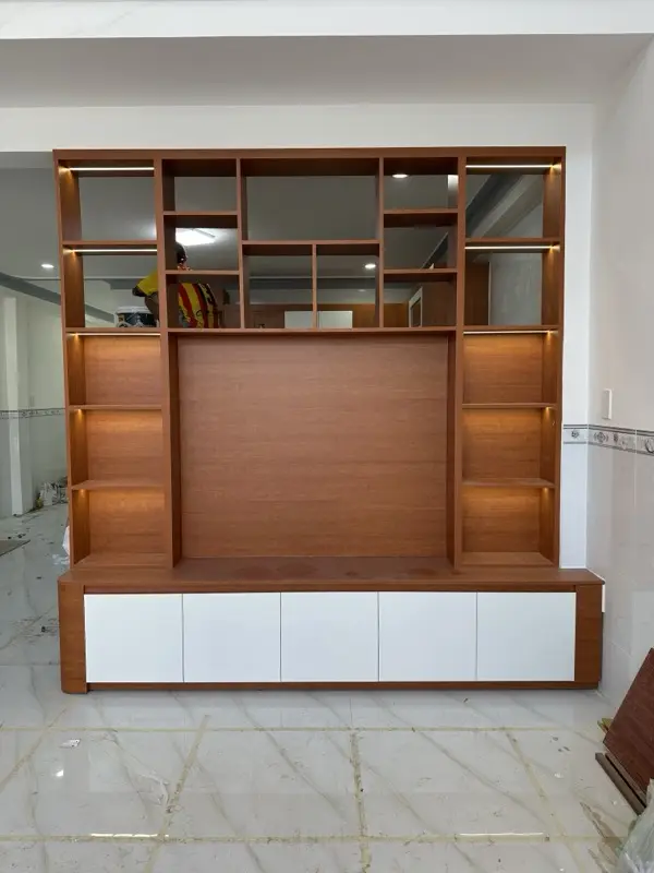 Kệ tivi kiêm vách ngăn vân gỗ màu cánh gián, ô kệ hai bên có đèn, tủ thấp cánh trắng