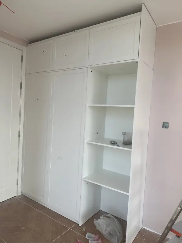 Tủ áo trắng nhìn chéo, ba cánh trên, hai cánh dưới, kệ mở bên cạnh