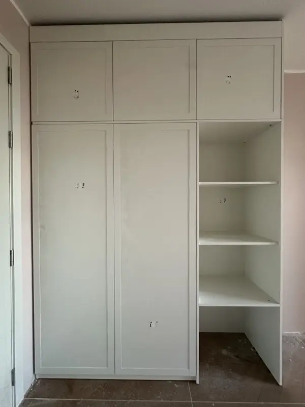 Tủ áo trắng kịch trần, cánh có khung nẹp chỉ, kệ mở bên phải, chưa gắn tay nắm